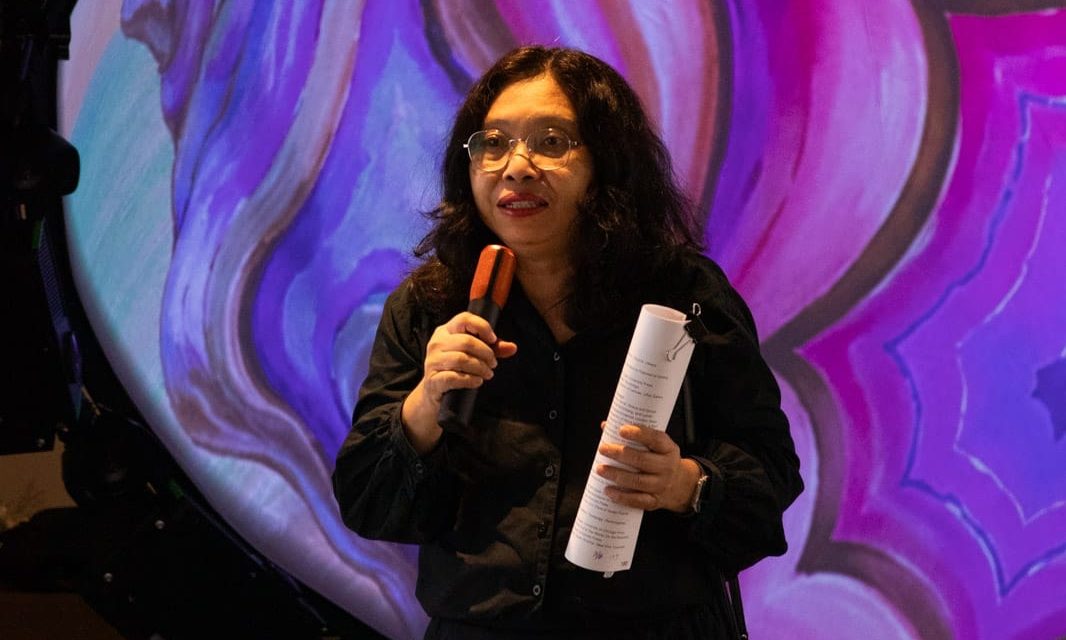 ลึกกว่าพื้นผิว: บทสนทนากับ รศ.ดร.มรกต ไมยเออร์ ว่าด้วย Queer Art และสังคมพหุวัฒนธรรม